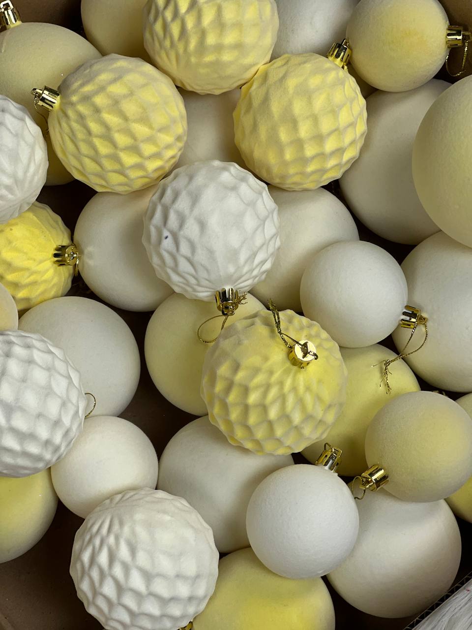 Лимонні та білі кулі (40 шт.) вигляд 2
