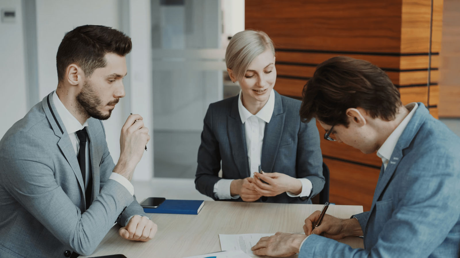 Bankruptcy lawyer consulting a client in an office about Chapter 7 and Chapter 13 filing costs