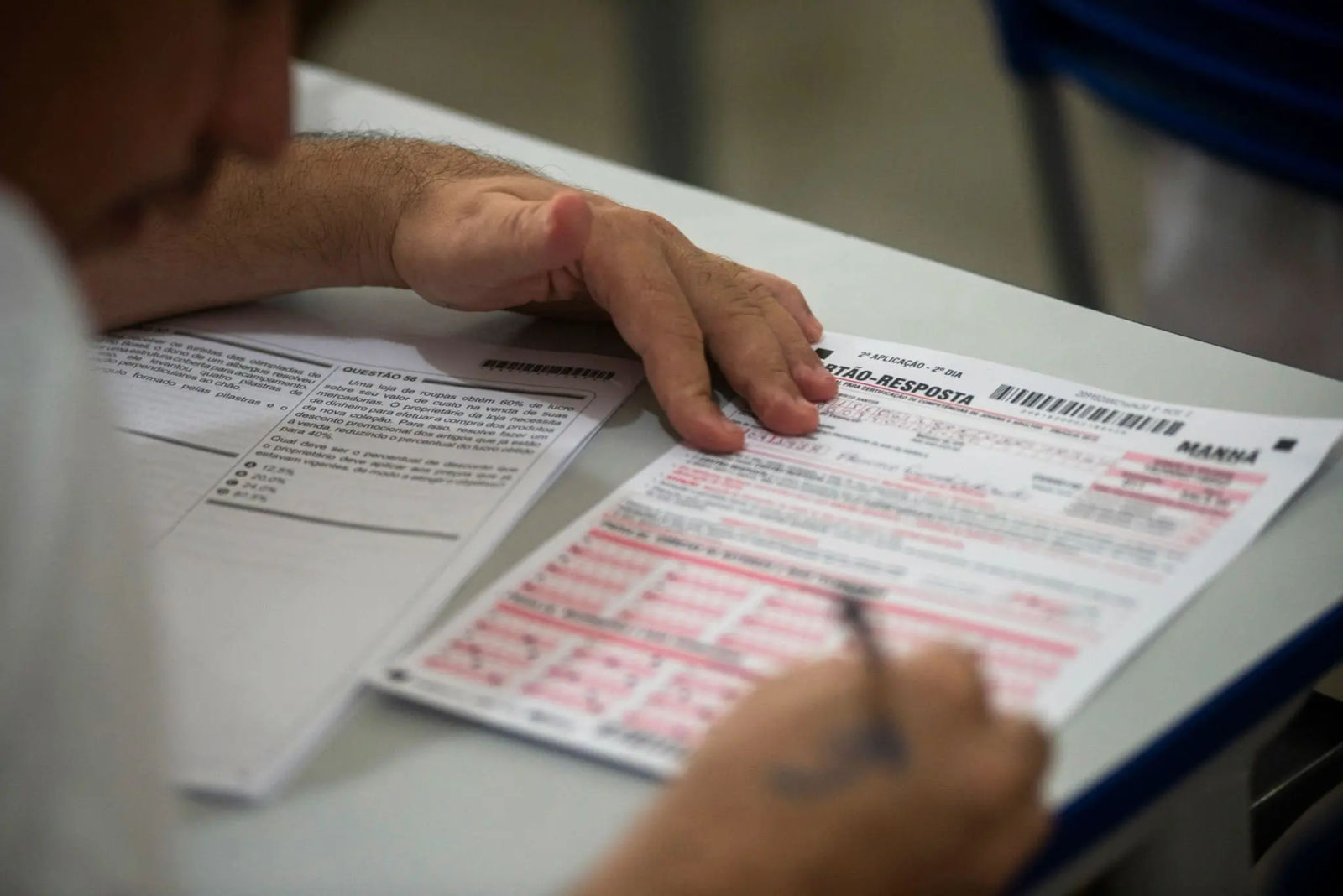 Person filling out a parking agreement template.