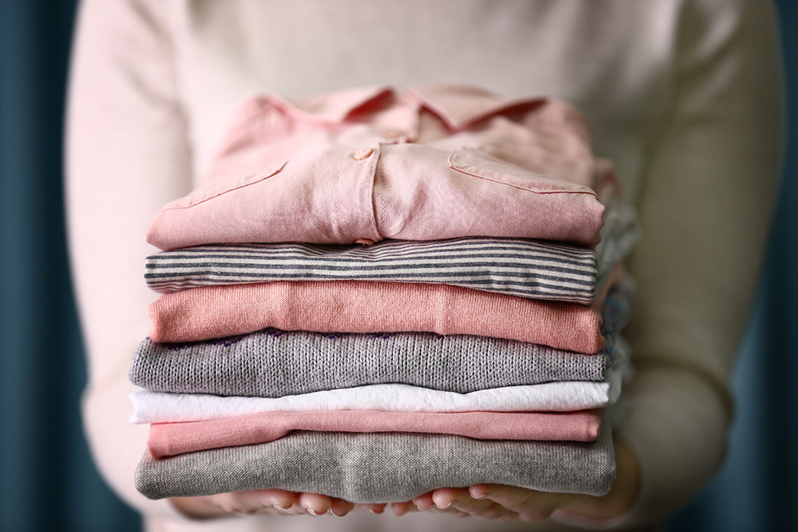 Fold a shirt