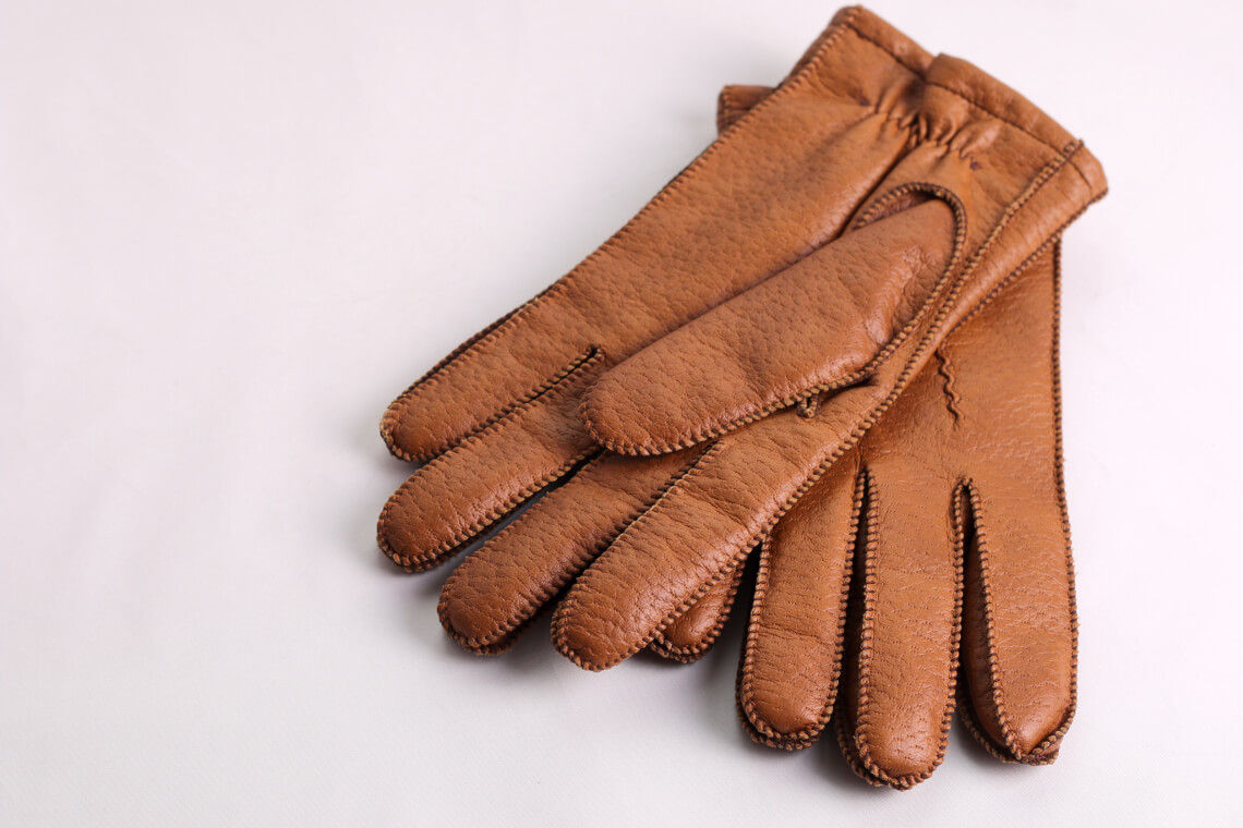 Clean a leather gloves