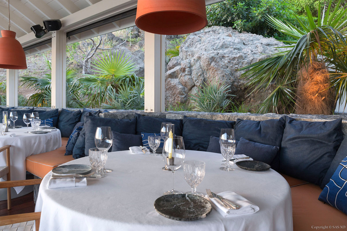 The natural rocky terrain of the site was featured as a counterpoint to the ocean views and stone cladding was used as an accent at details like the seating in the Dining Hall.