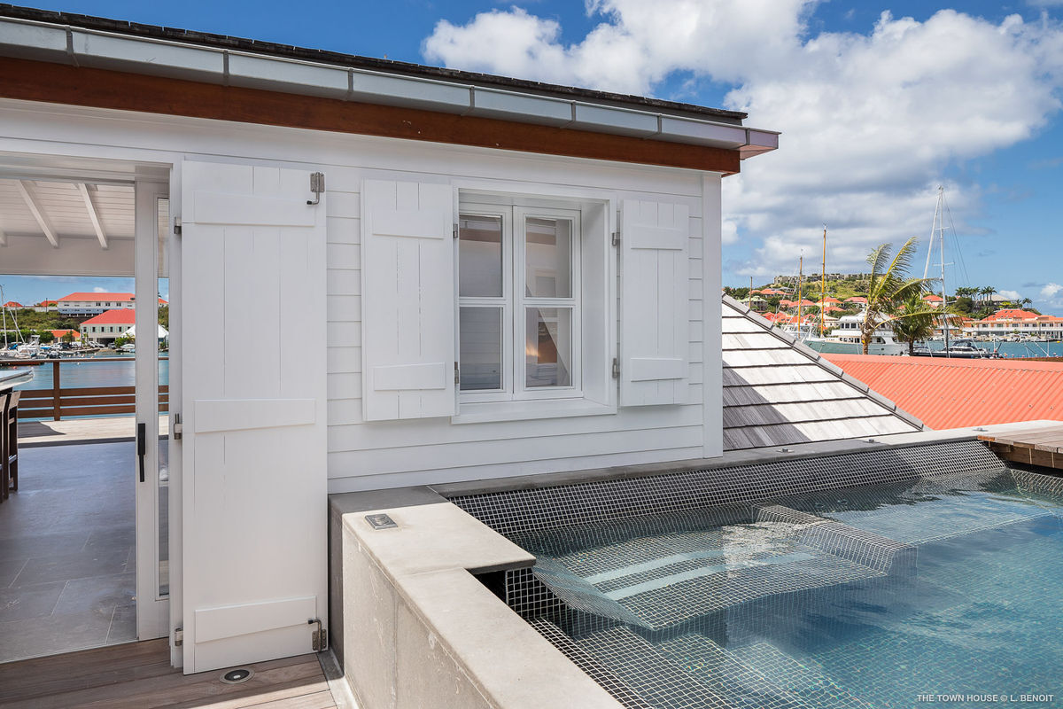 Niche with jacuzzi hot tub.