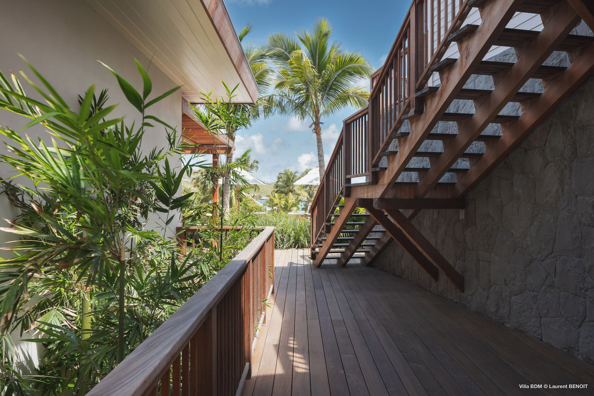 Corridor between buildings with gardens to improve natural ventilation across the property of Villa Bord de Mer.