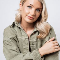 Live music with Ella Mai Holmes