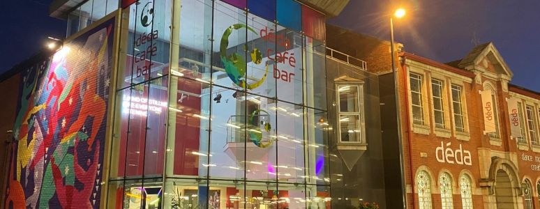 A Glass fronted building which says Deda on the frontage.