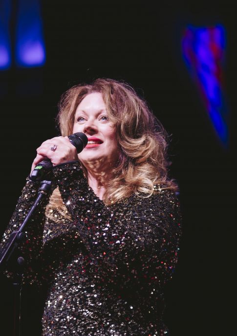 Live music with Lizzie Robins