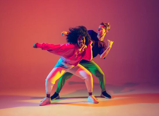 2 contemporary dancers