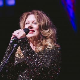 Live music with Lizzie Robins