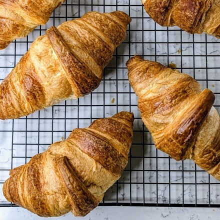 Freshly-baked-croissants-on-cooling-rack.jpg