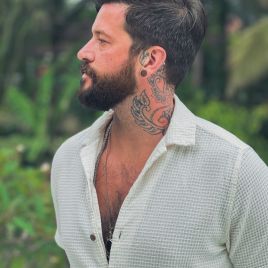 Live music with Elliot Hollins