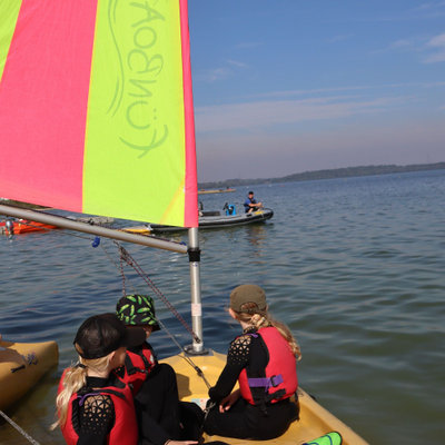 girls ready to funboat