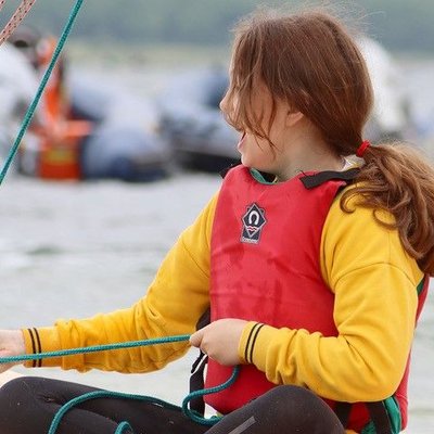 girl pulling main sheet