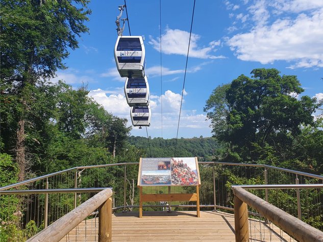 Cable cars over Wolfe's view