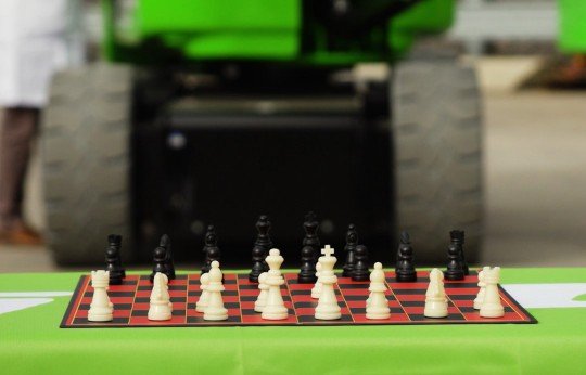 Can the HR17NE play chess?