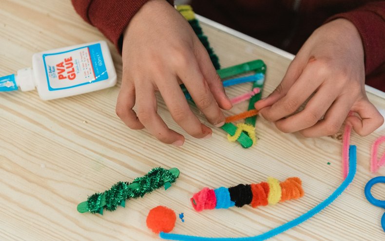 Image Credit: Kate Lowe Photography Child doing Christmas crafts