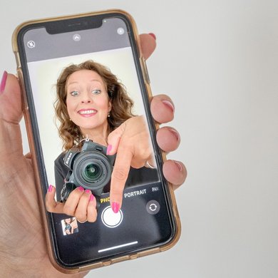OH… SNAP! How to get the perfect portrait on your phone – with Pictoria event artwork