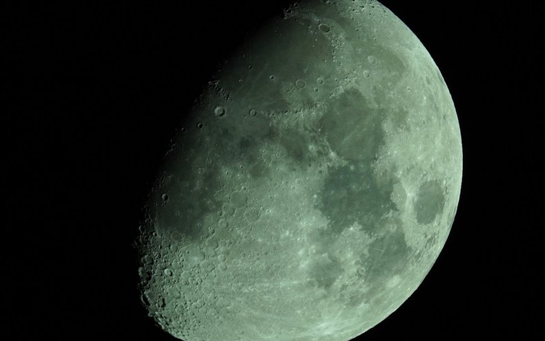 Close up photo of the moon 