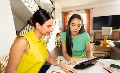 Familia disfrutando planes Fios de Verizon en español