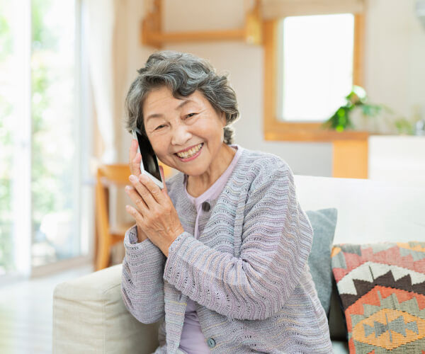 SeniorConnect advisor helping a senior check cable internet availability by phone