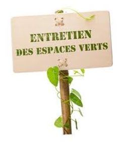 Panneau "entretien des espaces verts" avec une plante grimpante dessus