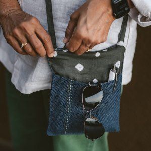 JHULI Zippered Small Cross Body