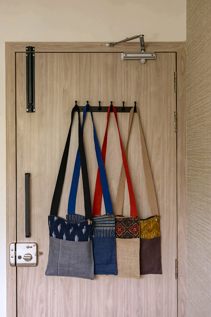 JHULI Zippered Medium Cross Body - NEW