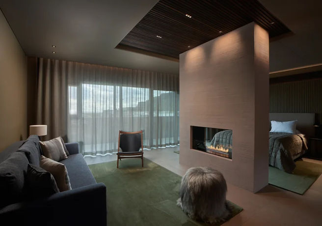 Deluxe Signature Suites
