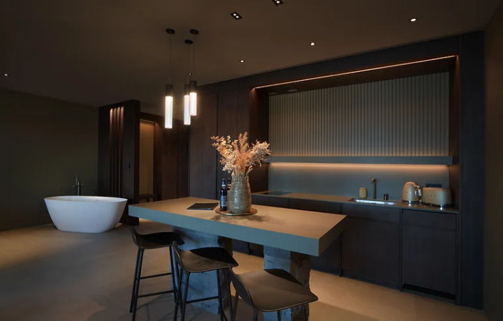 Deluxe Signature Suites
