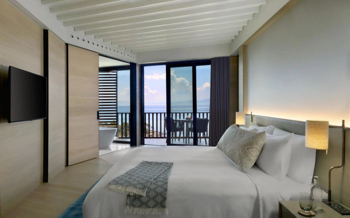 Deluxe King Sea View
