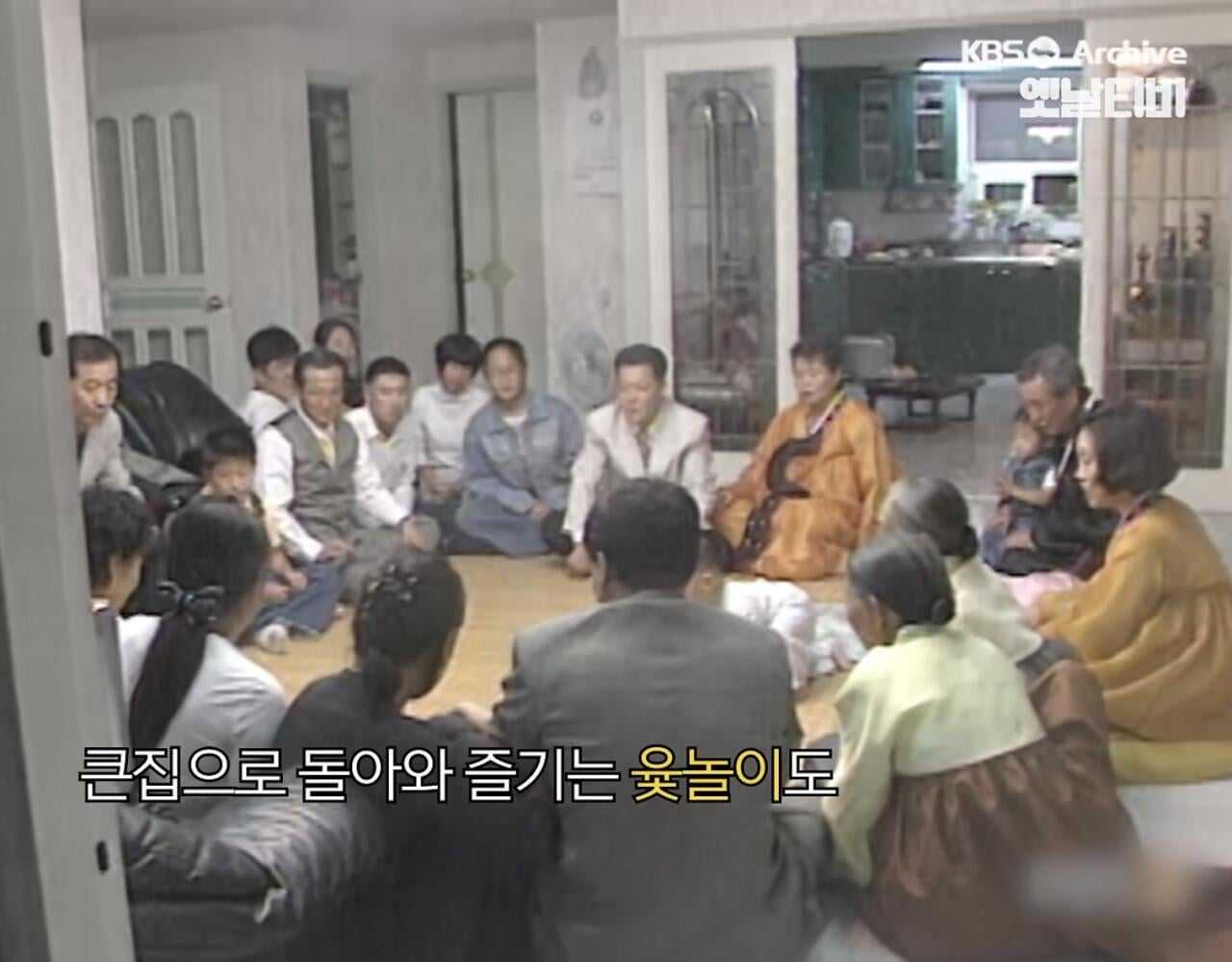 Immagine tipica che più tipica non si puo' del Chuseok. Anch'io ho partecipato a una tavolata identica. E guai a rifiutare il soju!