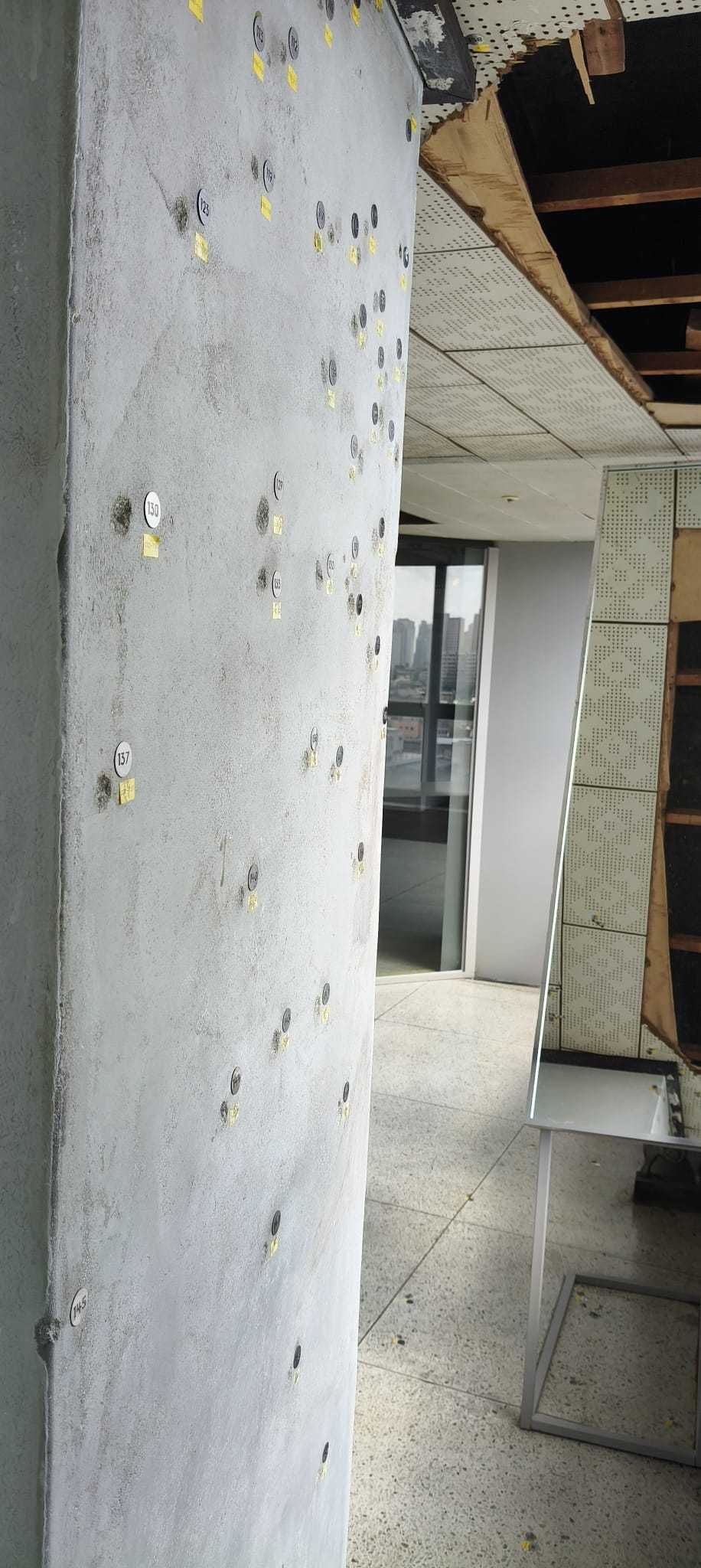 fori di proiettile provenienti da un elicottero militare fori di proiettile provenienti da un elicottero militare