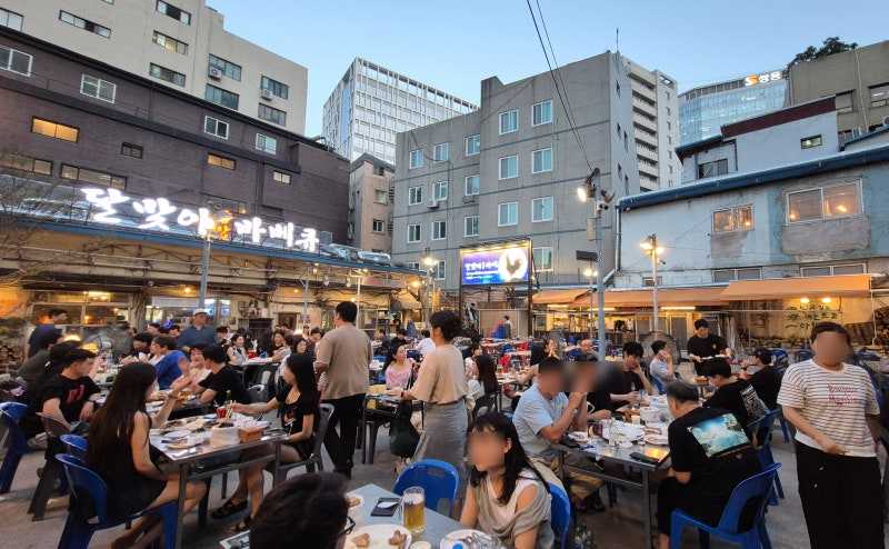 Tendenza coreana di servire cibo e bevande su tavoli all'aperto, molto diffusa tra i giovani.