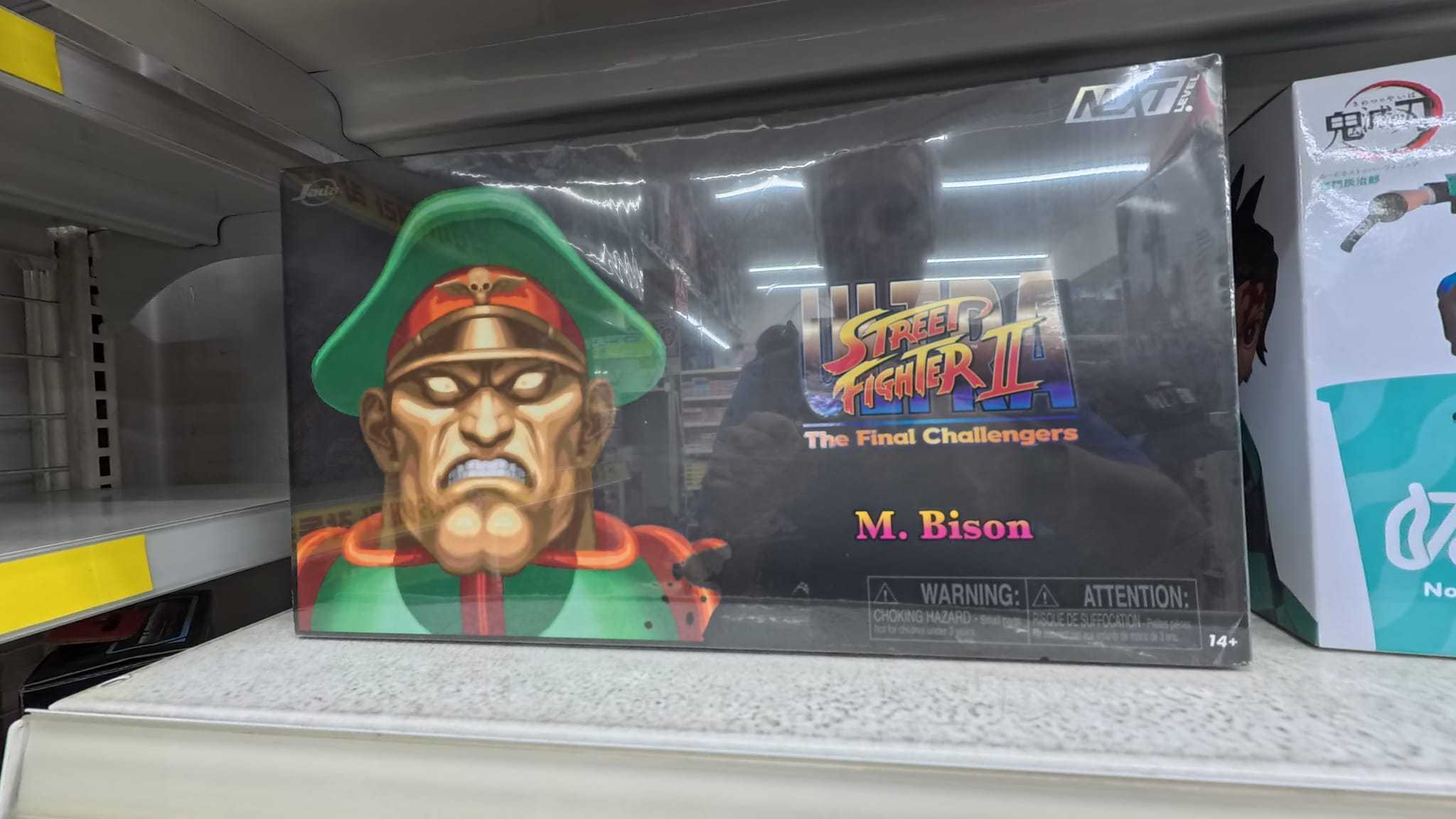personaggi Street Fighter 2 nei tanti negozi di giocattoli del distretto Dongdaemun Toy District di Seul