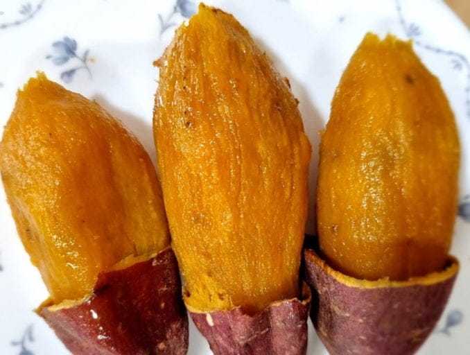 Ecco le goguma arrosto già belle sbucciate e bollenti pronte da mangiare