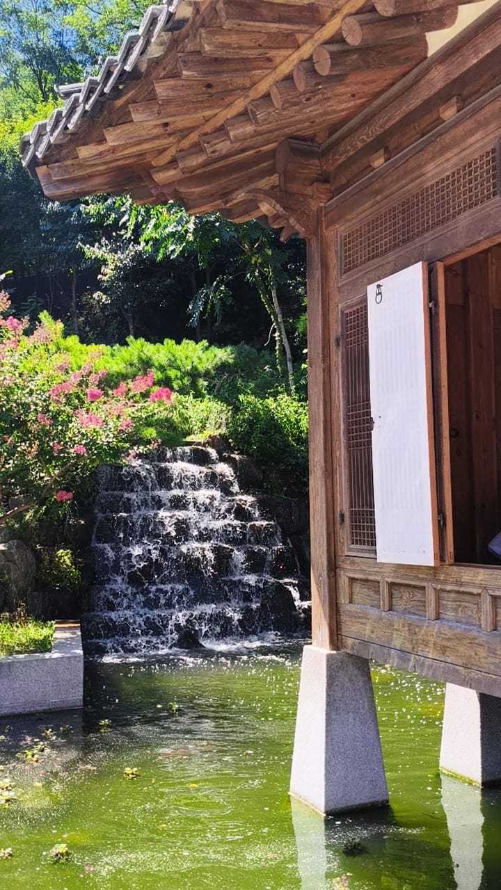 Ecco il piccolo pavillon hanok all'esterno della biblioteca Cheongun