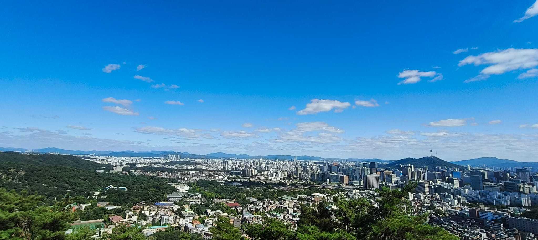 Panorama completo di Seul dal monte Inwangsan lacorea.it