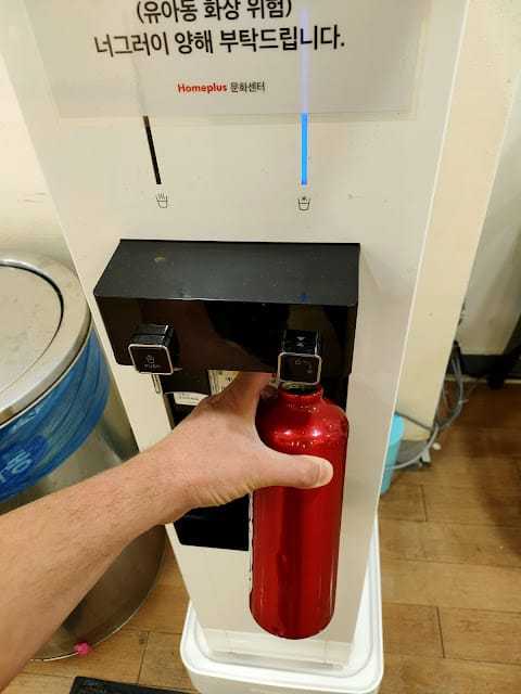 Acqua potabile gratis in Corea: come funzionano i water bar