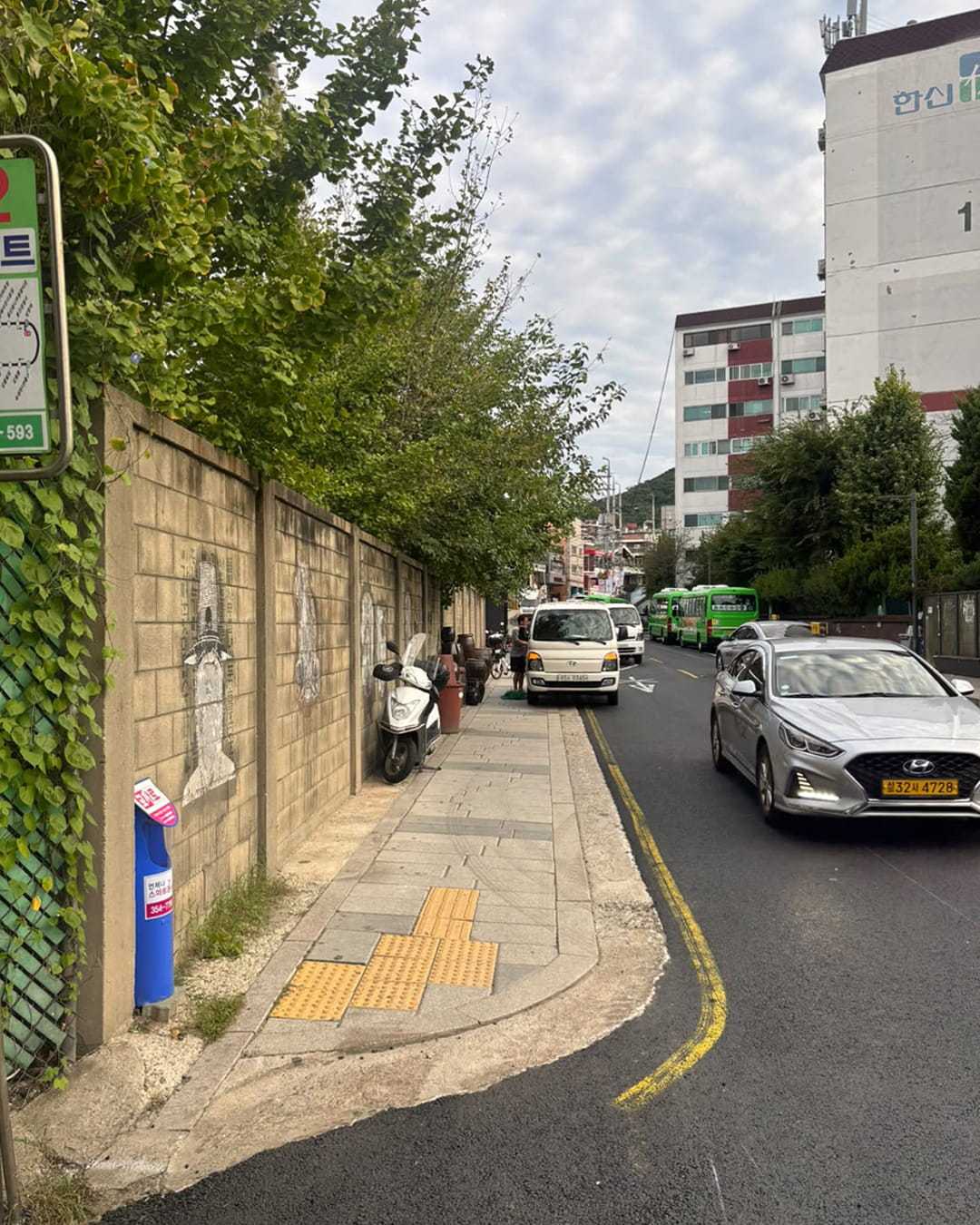 Il muro di vasi onggi di Hanshin Onggi a Haebangchon, simbolo del quartiere per quarant'anni