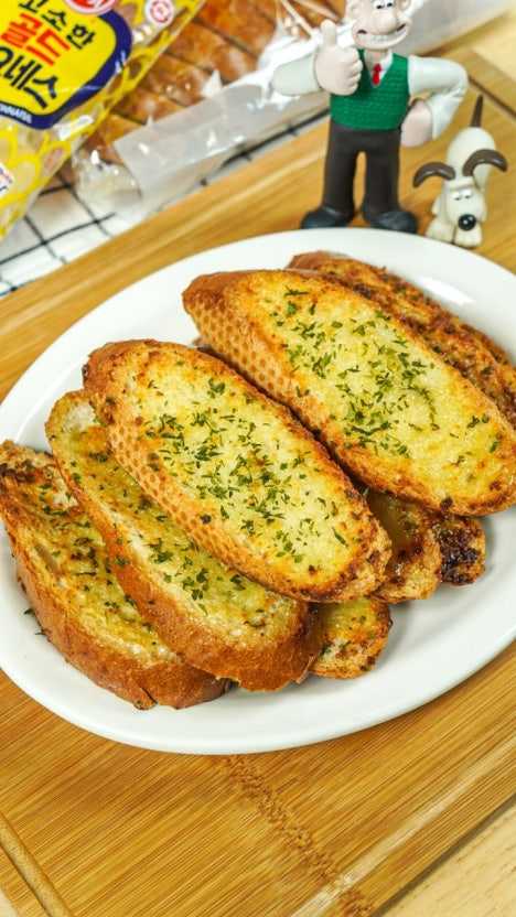 pane all'aglio dolciastro con burro e tanto aglio.