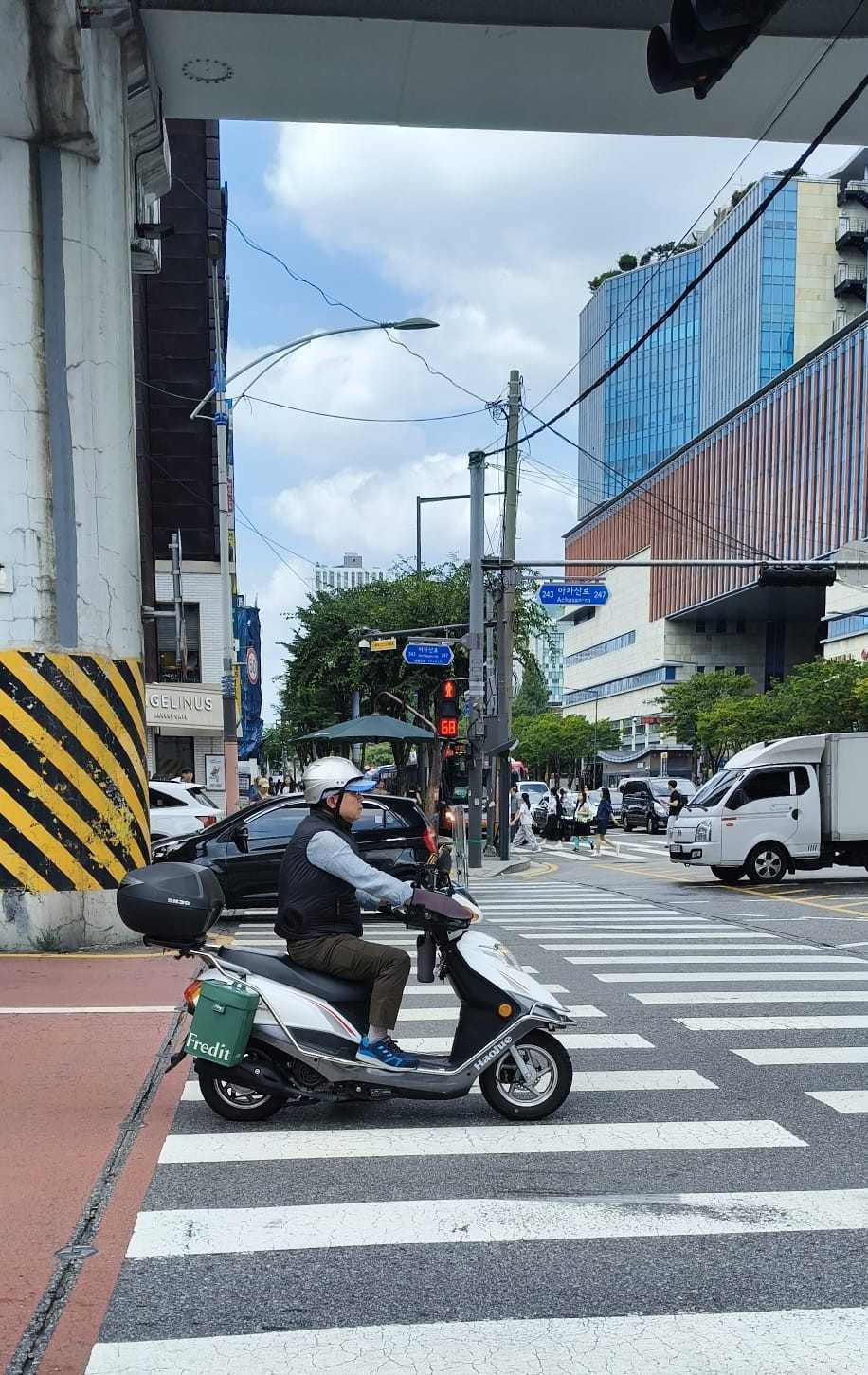 Rider in attesa al semaforo in pieno centro a Seoul. lacorea.it