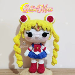 Amigurumi de Sailor Moon con su traje clásico de marinera - Ladyrumi