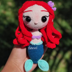 Amigurumi de La Sirenita Ariel con cola turquesa y cabello rojo - Ladyrumi