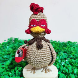Amigurumi de gallo Claudio con cejas enojadas - Ladyrumi