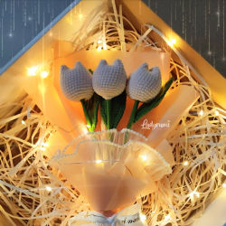 Ramo de tulipanes blancos tejidos a crochet con luces led en caja de regalo - Ladyrumi