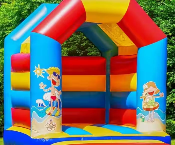 Enfants au château gonflable