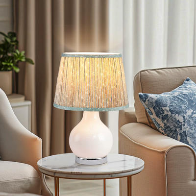 Lampada da Comodino con Base a Boccia in Ceramica Bianca Lucida — illuminazione LED di design