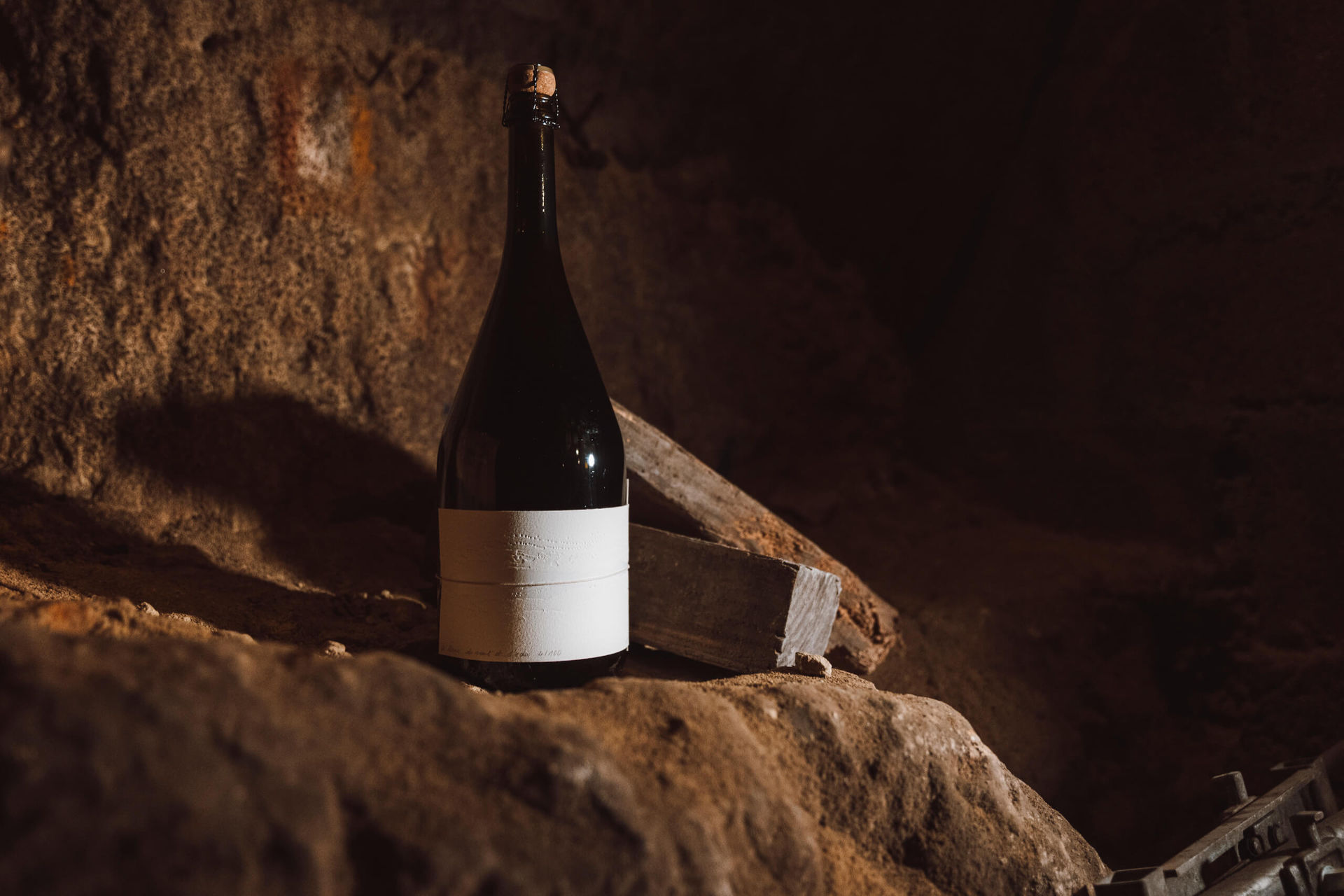 Magnum Langlois Cadence 140 ans Extra Brut 2004 présenté dans les caves historiques en tuffeau de la Maison.