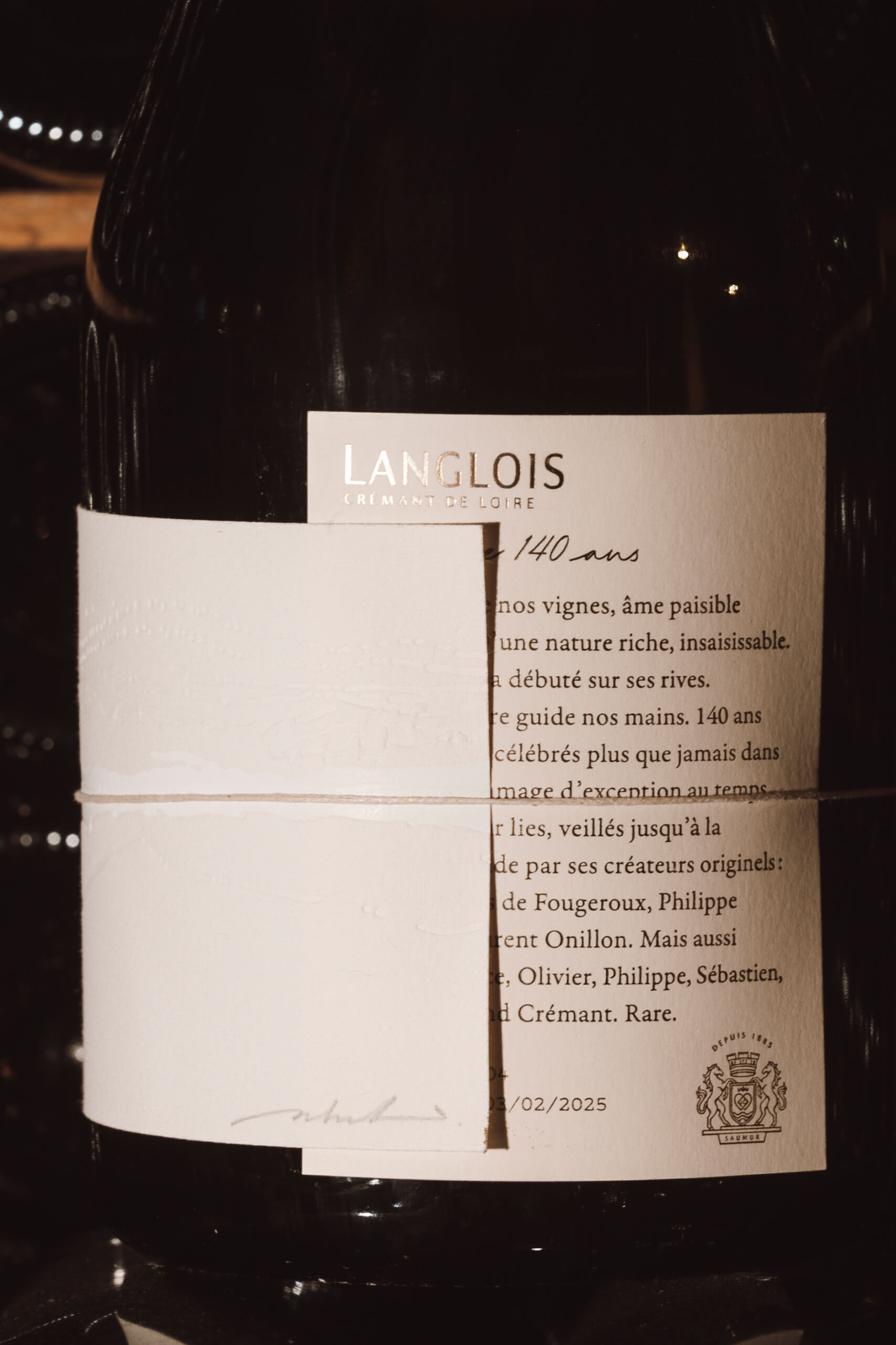 Détail de l’étiquette du magnum Langlois Cadence 140 ans Extra Brut 2004.