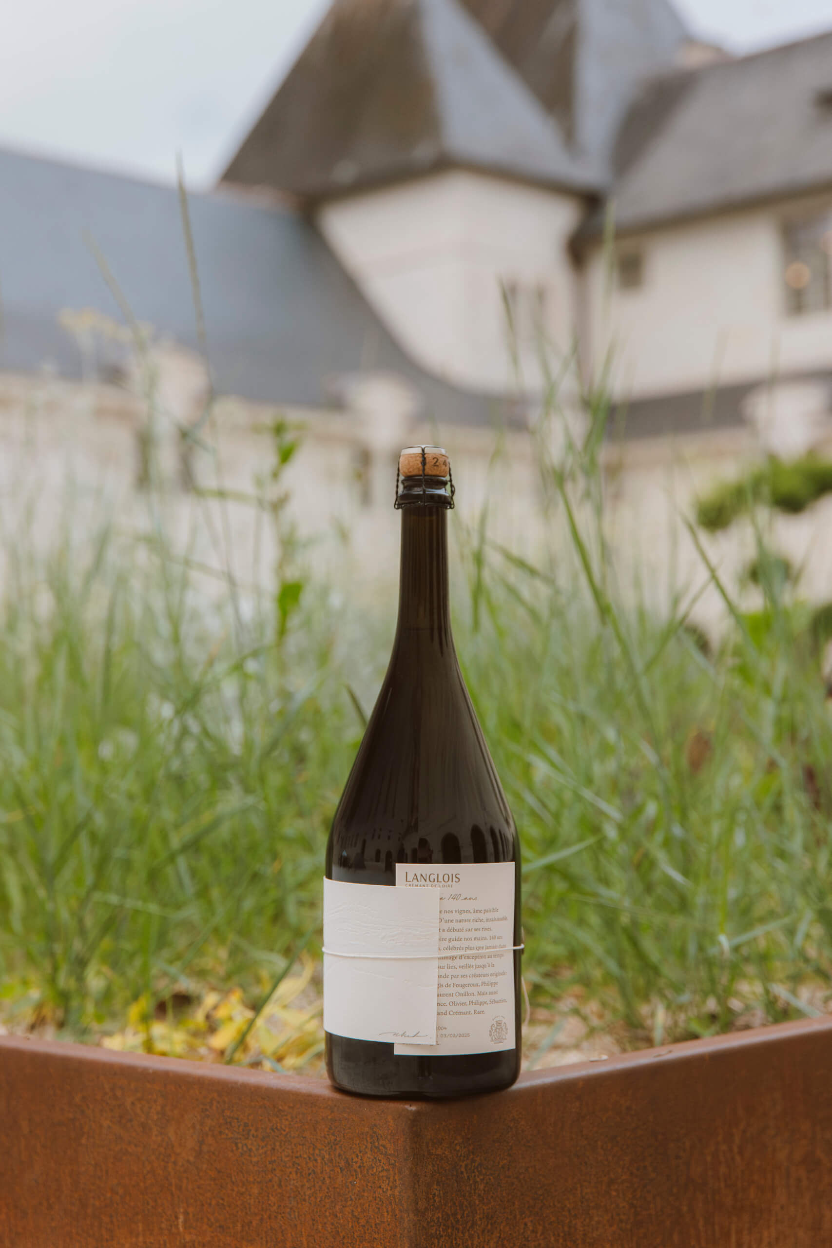 Magnum Langlois Cadence 140 ans Extra Brut 2004 dans un environnement naturel.